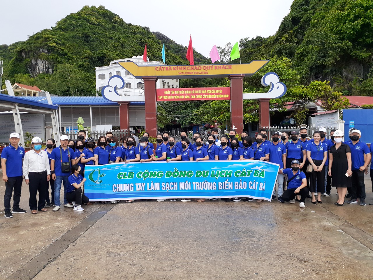 Ban QLV Cát Bà phối hợp với Câu lạc bộ du lịch cộng đồng ra quân làm sạch môi trường lần thứ 8 năm 2020
